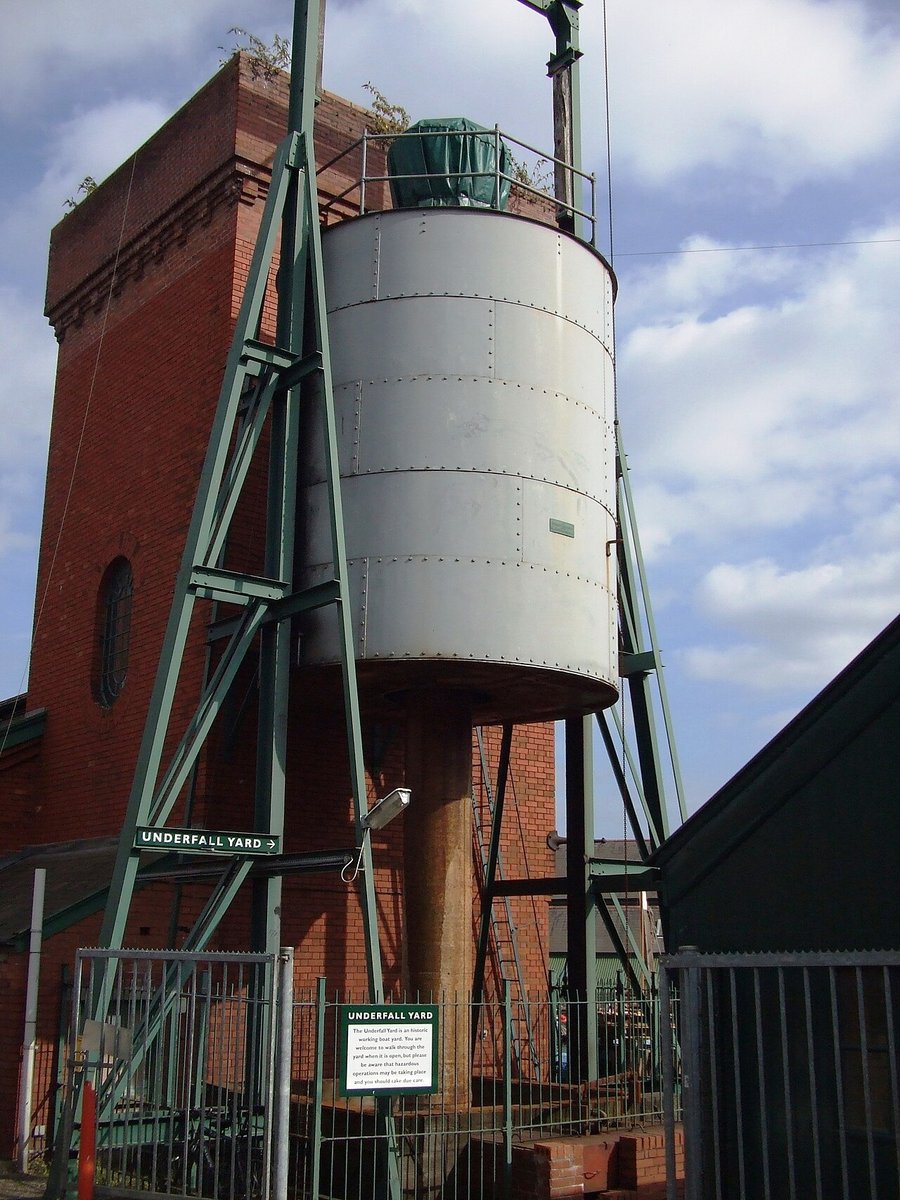 Underfall Yard weighted hydraulic accumulator