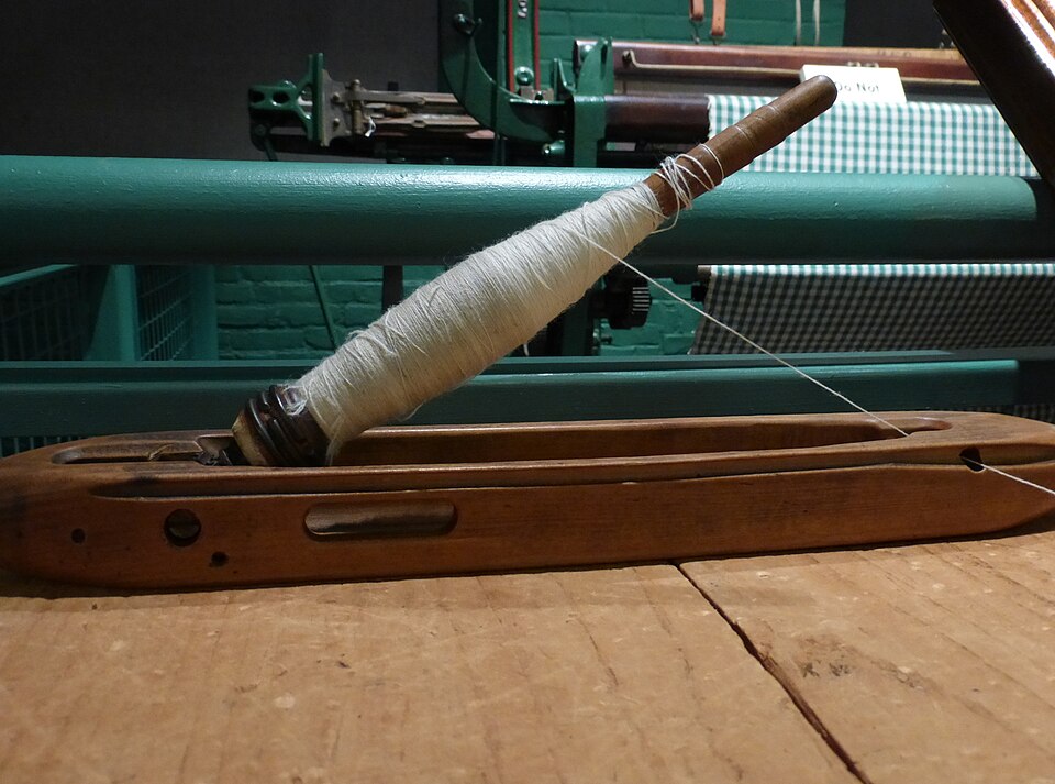Weaving shuttle