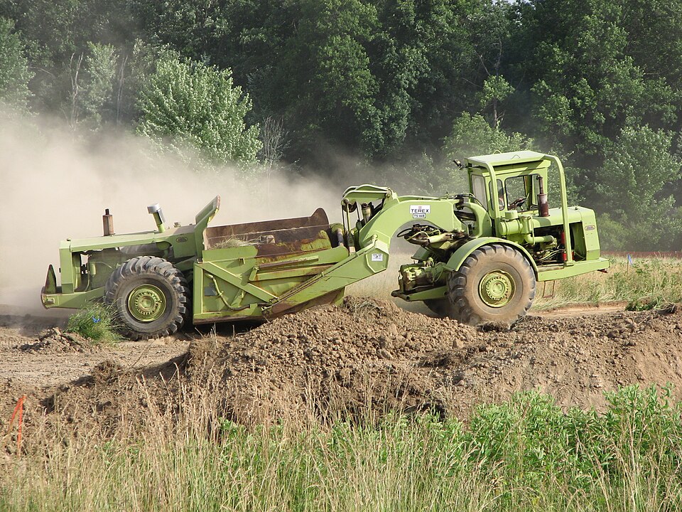 Wheel tractor-scraper