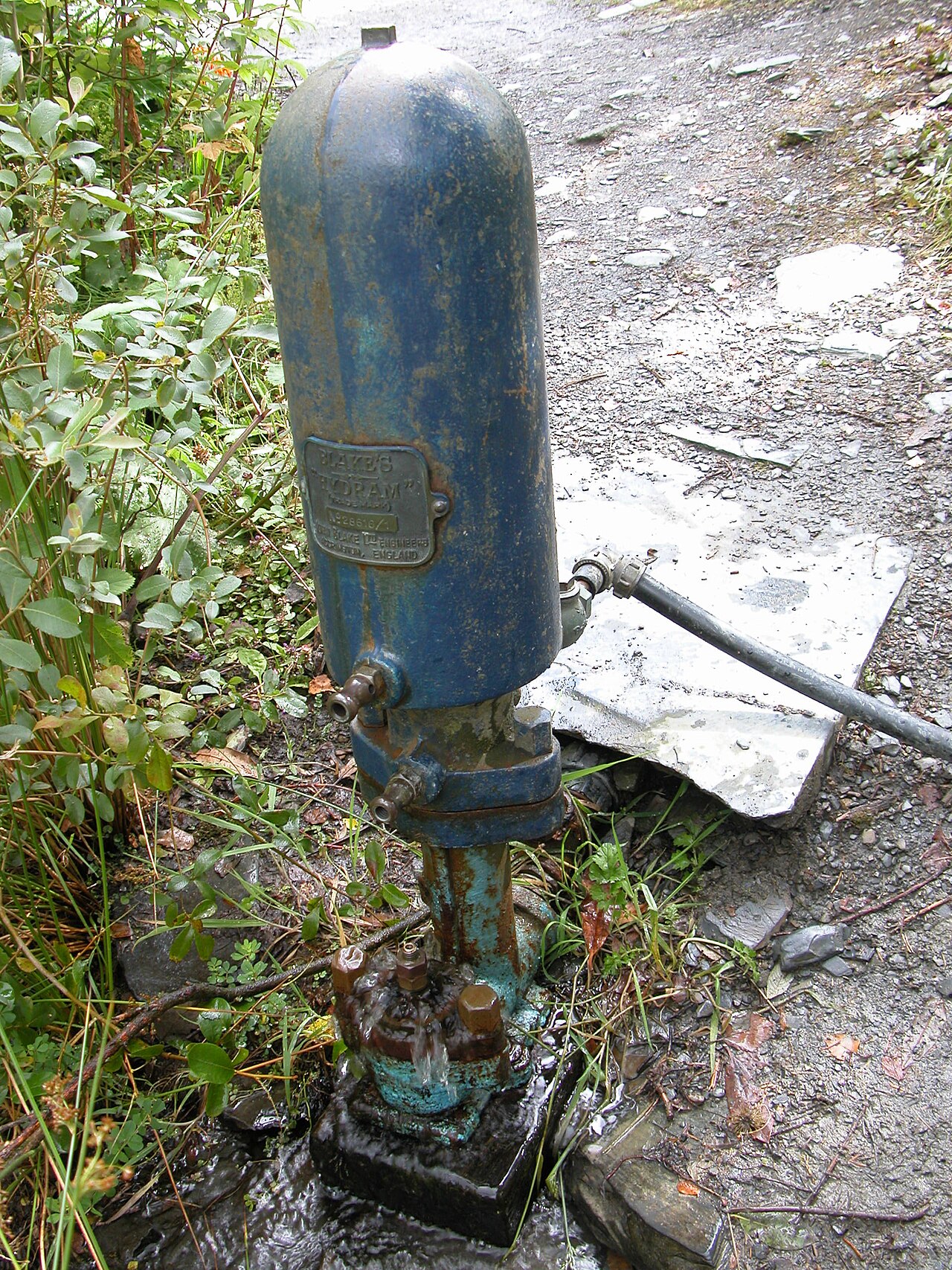 Hydraulic ram pump