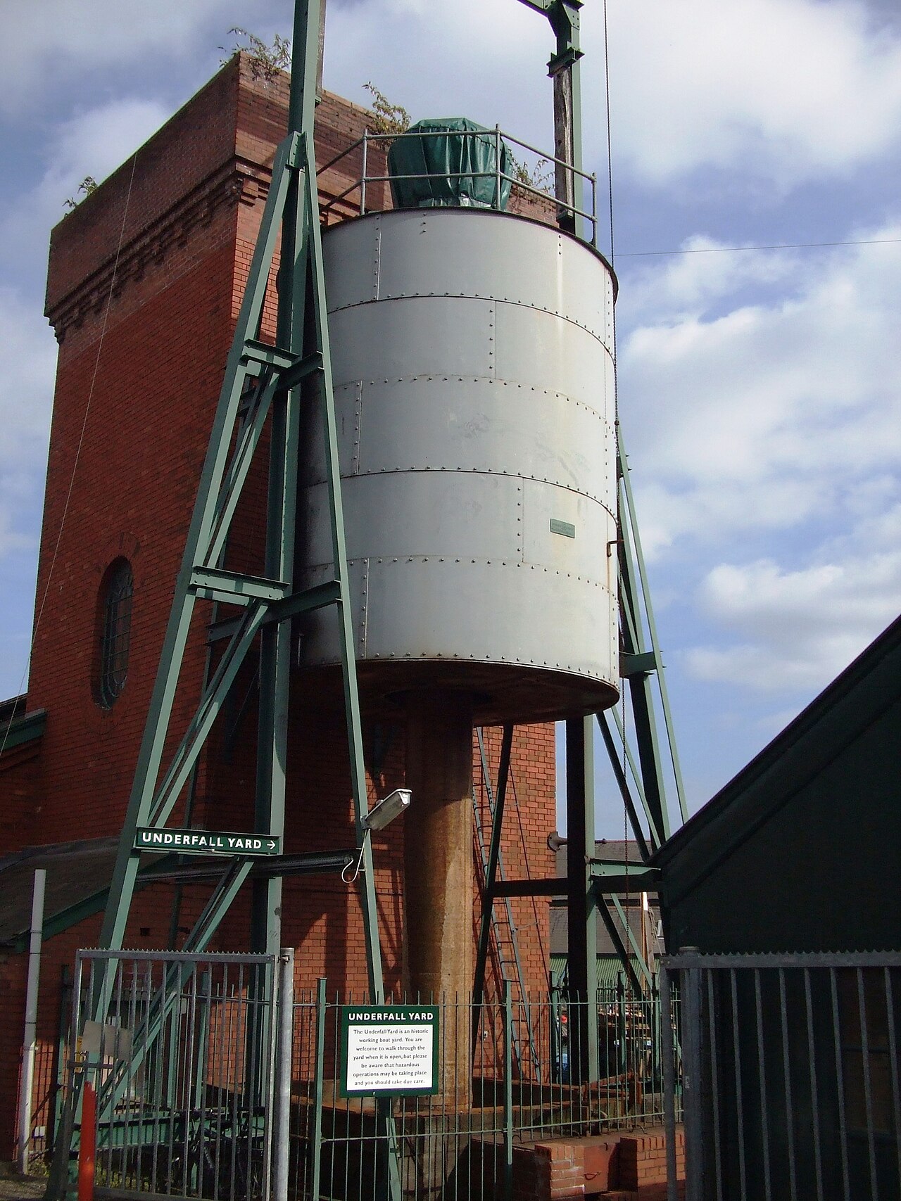Weighted hydraulic accumulator